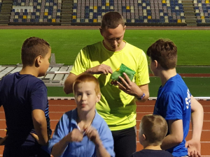 De groep neemt afscheid van Danny